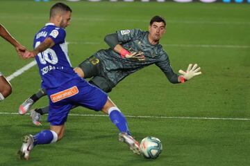 Another clean sheet | Alavés Edgar Méndez can't beat Madrid keeper Courtois.