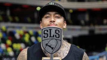 El skater m&aacute;s rico del mundo, Nyjah Huston, posa con el trofeo de primer clasificado en la parada de Londres de la Street League Skateboarding (SLS) World Tour 2019.