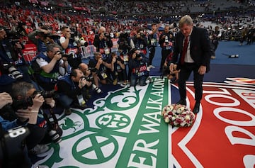 Kenny Dalglish deja una flores sobre el escudo del Liverpool en memoria de las víctimas del estadio del Heysel. 
 