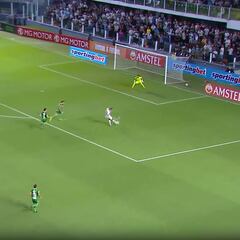 ¡Tiene 21 años, es chileno y se lució con esta atajada ante la mirada de Neymar!