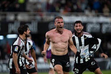 El veterano delantero volvió a ser definitivo para el Cartagena. Demuestra que no ha perdido su olfato goleador y su clase siempre reluce.