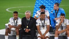 Ancelotti, sentado con sus jugadores tras el triunfo del Real Madrid en la Supercopa.