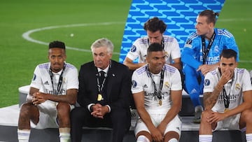 Ancelotti, sentado con sus jugadores tras el triunfo del Real Madrid en la Supercopa.