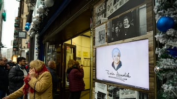 Cola en la administración de loterías de Doña Manolita, a 12 de diciembre de 2025, en Madrid (España). Doña Manolita es la administración que más factura en ventas de boletos de lotería de todo el país. A lo largo de su historia, la administración ha repartido un total de 80 grandes premios de Lotería de Navidad en 115 años de historia. El 18 de diciembre de 1812 fue el primer día que se celebró este emblemático sorteo y tuvo lugar en la ciudad de Cádiz. Esta administración ha inspirado a escritores, músicos y también pintores.
12 DICIEMBRE 2025
Jesús Hellín / Europa Press
12/12/2025