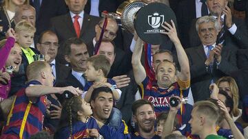 Iniesta levanta la Copa de 2016.