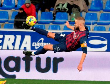 En central del equipo oscense fue el autor de uno de los dos mejores goles de la jornada. Su volea no le tiene nada que envidiar a la de un kíller del área. El zaguero estaba siendo uno de los destacados en defensa hasta que hizo el penalti que permitió al Oviedo adelantarse. Se desquitó con el gol.