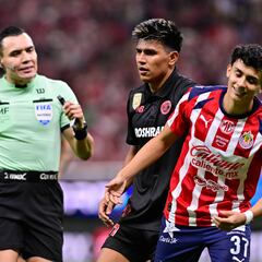 La sorprendente agresión del jugador de Chivas al ‘Gato’ Ortiz que quedó grabada