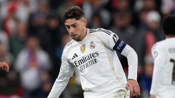 Fede Valverde jugando en Anfield contra el Liverpool.
