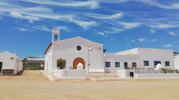 GRAFCAN4493. CALETA DE SEBO (LA GRACIOSA) (ESPAÑA), 29/04/2020.- En las islas canarias de El Hierro, La Gomera y La Graciosa y en la balear de Formentera la satisfacción por estar en los puestos de salida de la desescalada convive con cierta inquietud y preocupación. Imagen de la iglesia de Caleta de Sebo, en La Graciosa, tomada este miércoles, 29 de abril por Miguel Páez, vecino de la isla. EFE/Miguel Páez