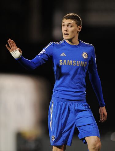 Formado en la cantera del Chelsea, fue cedido al Borussia Mönchengladbach durante dos años, regresó al equipo inglés donde destacó como un gran jugador.