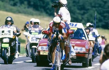 En aquella crono de Bergerac, Miguel Indurain protagonizó una actuación para la historia en la que rodó... ¡a más de 50,5 km/h en 64 km! Así lo pueden atestiguar sus rivales, nombres como Rominger, el que más cerca acabó a 2 minutos, o De las Cuevas, a 4:22, Marie, a 4:45; Boardman, a 5:27; Riis, a 5:33… Una exhibición de la que en muchas ocasiones se resalta la anécdota, aunque por la relevancia de los personajes, ha acabado siendo icónica. Aquel día, Indurain dobló a un Lance Armstrong que aún no era el que ganó siete Tour de Francia (y perdió por dopaje), ni disputaba la general, pero que no hizo mala crono ya que fue 13º en meta. Pero claro, a 6:23 de Indurain, apodado tras aquella gesta como Tirano de Bergerac.