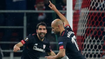 Raúl García celebra el gol de Mikel Rico.