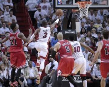 Miami 86 - Bulls 93 (0-1). El jugador de los Miami, Dwyane Wade, entra a canasta.