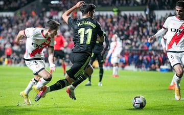 Jugada del penalti de Fran García a Marco Asensio. El árbitro Martínez Munuera, tras revisar la acción en el VAR, señala los once metros.