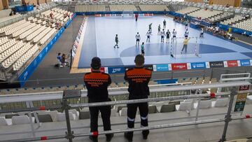 Imagen del Palacio de los Deportes de Tarragona casi vac&iacute;o durante un partido de balonmano durante los Juegos Mediterr&aacute;neos.