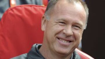 El entrenador brasileño Mano Menezes celebra un gol de su equipo contra Bielorrusia durante su partido de la fase previa de los Juegos.