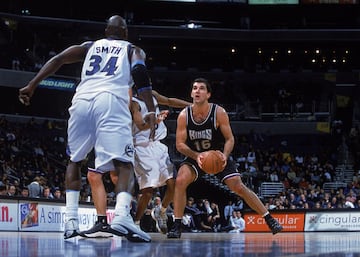 Poco queda de decir de Stojakovic. Con ocho temporadas por encima del 40% en triples y el 6 de 6 que endosó a los Lakers en semifinales de Conferencia de 2011, camino a su primer y único anillo con los Mavericks, el serbio es uno de los mejores tiradores de siempre, con un catch and shoot tremendo y capacidad para crearse sus propios tiros. Anotó 1.760 triples durante su carrera, el 18º de la NBA en este apartado.