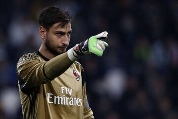 Gianluigi Donnarumma gesticula durante el partido entre Juventus y AC Milan de Serie A.