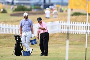 Rahm comparte confidencias con Lee Trevino, dos veces campeón del British Open, el lunes en St. Andrews. 