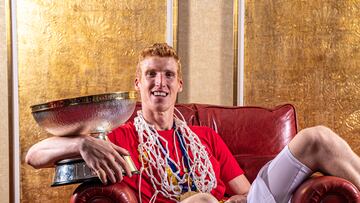 Alberto D¨ªaz, base del Selecci¨®n, con la copa de campe¨®n del Eurobasket.