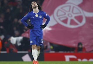 Cucurella cae también