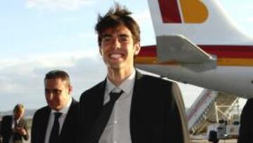 <b>SONRIENTE. </b>Kaká, ayer a su llegada al aeropuerto de Zaragoza.