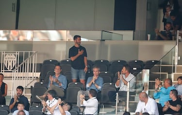 El Valencia sigue con su defensa a Gayà y calienta con su camiseta