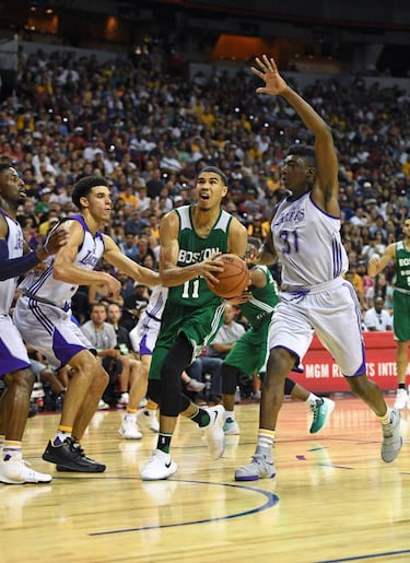 Lonzo (11+11+11) y Tatum brillan; Philadelphia tiembla con Fultz