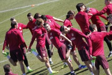 Simeone tiene dudas para el once inicial ante el Barcelona.