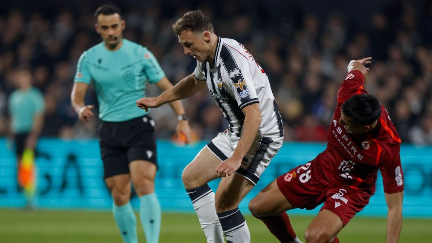 Jugadores del Castellón y Cultural Leonesa en acción