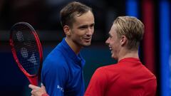 Boston (United States), 26/09/2021.- Team Europe&#039;s Daniil Medvedev (L) of Russia greets Team World&#039;s Denis Shapovalov (R) of Canada after Medvedev defeated Shapovalov in their singles match at the 2021 Laver Cup tennis tournament held at the TD Garden in Boston, Massachusetts, USA, 25 September 2021. (Tenis, Rusia, Estados Unidos) EFE/EPA/CJ GUNTHER