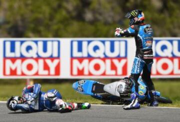 La carrera de Moto3 tuvo que se suspendida tras una caída múltiple en la sexta vuelta en la que McPhee y Bastianini terminaron atropellados.