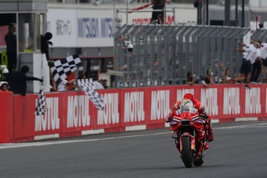 Marc Márquez cruza la línea de meta junto proclamándose campeón del mundo de MotoGP.