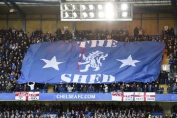 Aficionados del Chelsea despliegan una pancarta en Stamford Bridge antes del partido de su equipo ante el Bournemouth.