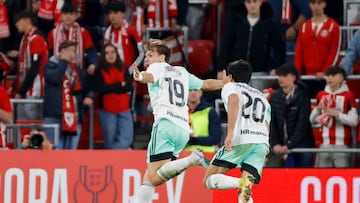 BILBAO (VIZCAYA), 04/04/2023.- El defensa del CA Osasuna Pablo Ibáñez (i) celebra su gol durante el partido de vuelta de semifinales de la Copa del Rey que Athletic Club de Bilbao y Atlético Osasuna disputan hoy martes en San Mamés. EFE/ Luis Tejido