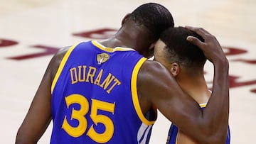 CLEVELAND, OH - JUNE 07: Stephen Curry #30 and Kevin Durant #35 of the Golden State Warriors react late in the game against the Cleveland Cavaliers in Game 3 of the 2017 NBA Finals at Quicken Loans Arena on June 7, 2017 in Cleveland, Ohio. NOTE TO USER: User expressly acknowledges and agrees that, by downloading and or using this photograph, User is consenting to the terms and conditions of the Getty Images License Agreement. Gregory Shamus/Getty Images/AFP
== FOR NEWSPAPERS, INTERNET, TELCOS & TELEVISION USE ONLY ==