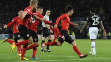 Los jugadores del Cardiff celebran el empate.