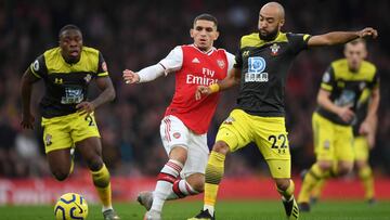 LONDON, ENGLAND - NOVEMBER 23: Lucas Torreira of Arsenal battles for possession with Nathan Redmond of Southampton during the Premier League match between Arsenal FC and Southampton FC at Emirates Stadium on November 23, 2019 in London, United Kingdom. (P