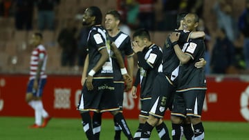 Los jugadores del Rayo celebran su triunfo en Los Cármenes.