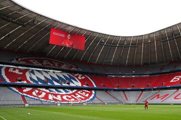 Coutinho posó en el Allianz Arena durante su presentación. 