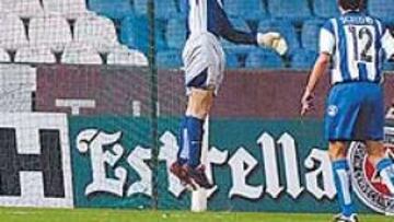 <b>GOL DE BANDERA. </b>La pelota supera a Molina tras ser enviada en perfecta vaselina por Cani desde el borde del área.