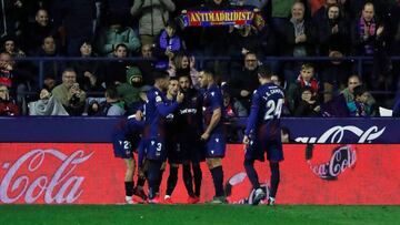 Los jugadores del Levante celebran el gol de Morales.