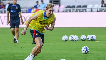 USA9196. FORT LAUDERDALE (FL, EEUU), 18/07/2022.- El centrocampista del FC Barcelona, el neerland¨¦s Frenkie de Jong (c), participa hoy, en un entrenamiento en las instalaciones del Estadio DRV PNK, en Fort Lauderdale, Florida (EEUU). El Barcelona finaliz¨® el curso con un bajo estado de ¨¢nimo, pero los cuatro fichajes que se han anunciado durante este mes de julio, Franck Kessie, Andreas Christensen, Raphael D¨ªas Belloli "Raphinha" y Robert Lewandowski, han ilusionado a la afici¨®n azulgrana y a un equipo que se estrenar¨¢ en la gira norteamericana la madrugada del martes al mi¨¦rcoles (2.00 hora espa?ola) ante el Inter Miami. EFE/ Giorgio Viera