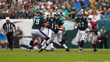 PHILADELPHIA, PA - OCTOBER 08: Quarterback Carson Wentz #11 of the Philadelphia Eagles runs the ball against the Arizona Cardinals during the second quarter at Lincoln Financial Field on October 8, 2017 in Philadelphia, Pennsylvania. Mitchell Leff/Getty Images/AFP
== FOR NEWSPAPERS, INTERNET, TELCOS & TELEVISION USE ONLY ==