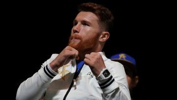 Canelo Álvarez presenta su Ferrari nuevo como regalo de Navidad