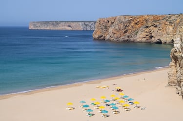 Esta playa está resguardada de los vientos dominantes, y se encuentra en la amplia ensenada definida por la punta de Sagres y el cabo de San Vicente. La playa parece haber sido excavada en los acantilados altos y de colores cálidos, y para llegar al arenal es preciso descender una inmensa escalinata de piedra.