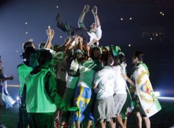 El equipo festeja el ascenso.