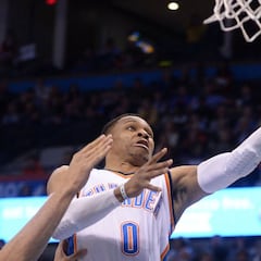 Solo el gigante Westbrook (38) puede con el gigante Marc Gasol (31)