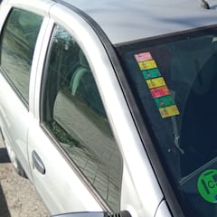La multa que te pueden poner por acumular pegatinas de la ITV en tu coche