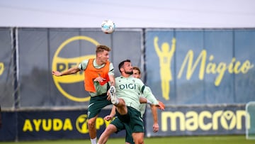 Pelayo Fernández disputando un duelo aéreo en un entrenamiento con Iuri Tabatadze.